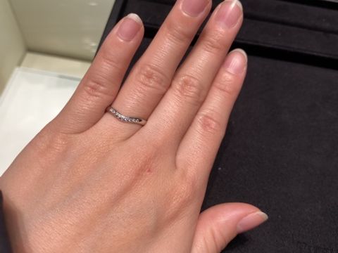 【ティファニー(Tiffany & Co.)の口コミ】 指輪のラインがVラインのため太短い私の指でも多少はマシに見える気がした…