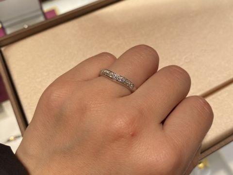 【ブルガリ(BVLGARI)の口コミ】 ダイヤが敷き詰められており、尚曲線のあるデザインのためとても可愛かっ…