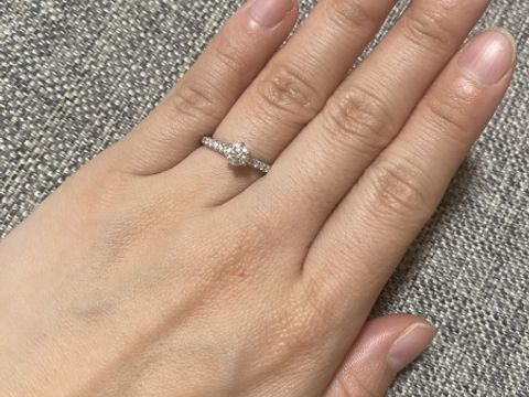 【俄(にわか)の口コミ】 ダイヤの周りにもダイヤがあるタイプが好みであったためドンピシャな指輪…