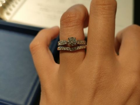 【銀座ダイヤモンドシライシの口コミ】 婚約指輪に合うような、V字やU字のリングが良かったのでそのタイプの指輪…