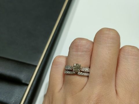 【ラザール ダイヤモンド(LAZARE DIAMOND)の口コミ】 一番のオススメは、虹色に輝くダイヤモンドです。
メレダイヤモンドにも最…
