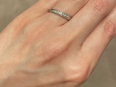 【ケイウノ ブライダル(K.UNO BRIDAL)の口コミ】 指輪の形はストレートですが、ダイヤモンドが流れるようなデザインでつい…