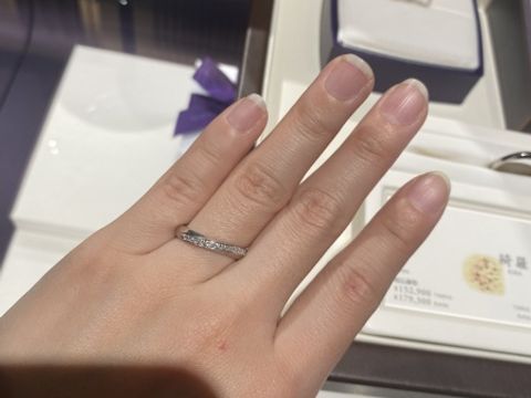 【俄(にわか)の口コミ】 ダイヤが斜めにはいっておりとても可愛い。ダイヤが半周はいっている指輪…