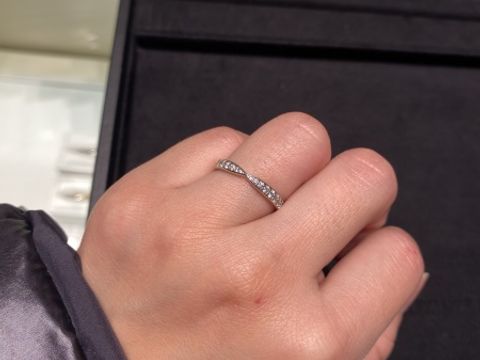 【ティファニー(Tiffany & Co.)の口コミ】 ダイヤが埋まっているタイプのため私の好みではあった。真ん中がクロスし…