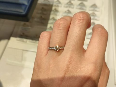 【銀座ダイヤモンドシライシの口コミ】 わたしがおすすめするエンゲージリングはゴージャスタイプのエンゲージリ…