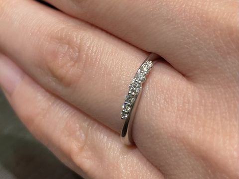 【ラザール ダイヤモンド【取扱店販売】の口コミ】 7石の大きめなメレダイヤが並んでいるデザインです。ダイヤモンドの輝きが…