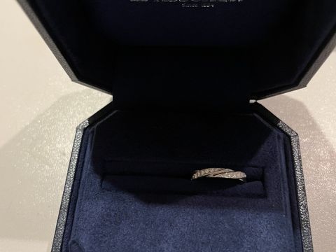 【ROYAL ASSCHER(ロイヤル・アッシャー)の口コミ】 デザインとダイヤモンドの輝きが決め手になりました！
色白で指の太さがき…