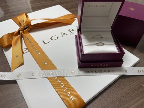 【ブルガリ(BVLGARI)の口コミ】 日常的につけるのでシンプルはものにしました。シンプルだけども内側には…