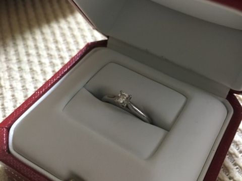 【カルティエ(Cartier)の口コミ】 大ぶりでは無く小ぶりで付けやすいのが一番の決め手です。昔の婚約指輪は…