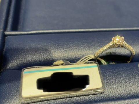 【銀座ダイヤモンドシライシの口コミ】 指輪のデザインがとてもよく、婚約指輪としては小ぶりなダイヤモンドから…