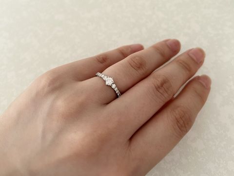 【銀座ダイヤモンドシライシの口コミ】 婚約指輪は普段使いできるようなタイプを探しており、ザ婚約指輪といった…