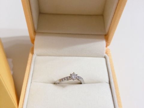 【ケイウノ ブライダル(K.UNO BRIDAL)の口コミ】 リボンデザインが好きなのとオーダーメイド出来るので決めました。指が細…