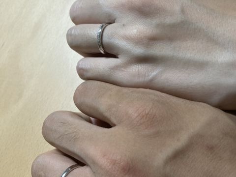 【銀座ダイヤモンドシライシの口コミ】 シンプルで付けやすいものを選びました。婚約指輪がシンプルなので、それ…