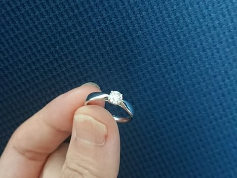 【ティファニー(Tiffany & Co.)の口コミ】 婚約指輪と言えば憧れのティファニーだと思い、試着からの購入決定。シン…