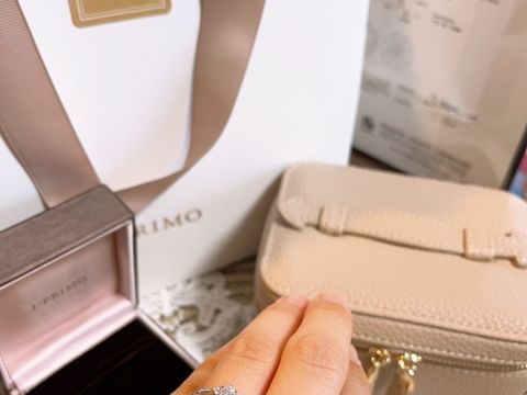 【アイプリモ(I-PRIMO)の口コミ】 ダイヤモンドを選ぶ際に4cと価格を並べてくれて
丁寧に説明してくれた。
…