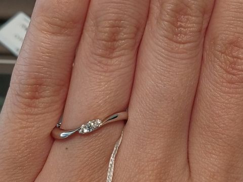 【アイプリモ(I-PRIMO)の口コミ】 ダイヤの周りのプラチナが細くダイヤもこぶりなので可愛らしく華奢な印象…