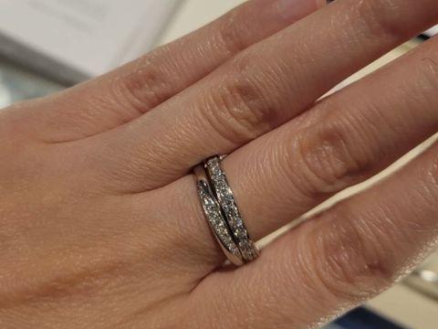 【ヴァンドーム青山(VENDOME AOYAMA)の口コミ】 写真の下のリングはイヤーモデルの結婚指輪の為、特別感がアップすると思…