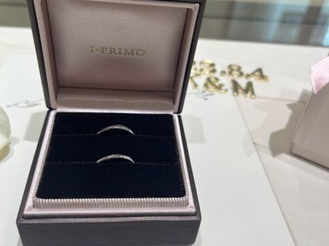 【アイプリモ(I-PRIMO)の口コミ】 2人ともが気にいるデザインで、指輪の輝きに惹かれました。ウェーブ感がち…