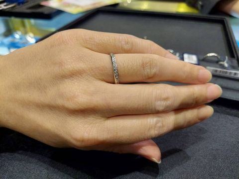 【ROYAL ASSCHER(ロイヤル・アッシャー)の口コミ】 ダイヤの輝きが綺麗で、デザインもすっきりしていてとてもオシャレでした…