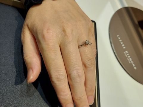 【ラザール ダイヤモンド(LAZARE DIAMOND)の口コミ】 プラチナがしっかりとしたかっこいい系のデザインが多いと思います。指輪…