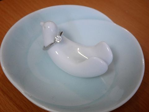 【銀座ダイヤモンドシライシの口コミ】 ダイヤモンドにひとめぼれで即決でした。
台座のデザインも気に入っていま…