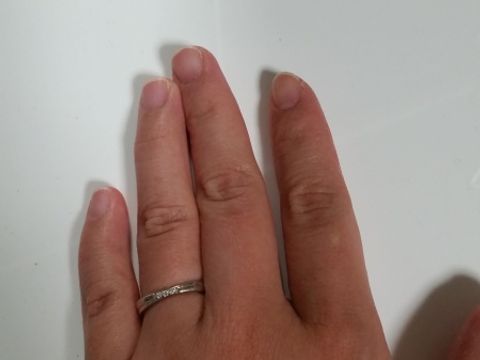 【4℃ BRIDAL(ヨンドシーブライダル)の口コミ】 横にラインが入っているデザインで、真ん中(石の部分）だけ細くなっている…