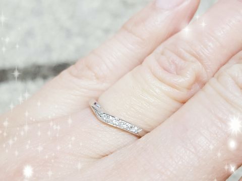【アンジェリックフォセッテ(Angelique Fossette)の口コミ】 婚約指輪との重ね付けがしたいので、相性が良い物を選びました。緩やかなV…