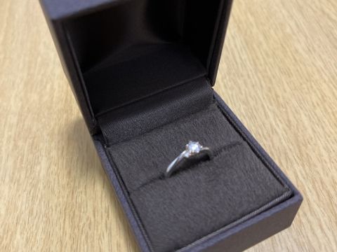 【CHER LUV(シェールラブ)の口コミ】 シンプルなデザインではあるが、緩やかなツイストをかけることによりオシ…