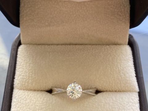 【宝寿堂(ほうじゅどう)の口コミ】 ダイヤに向かって、シャープに絞られたデザインが他になく、コレだ！と思…