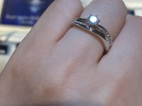 【ROYAL ASSCHER(ロイヤル・アッシャー)の口コミ】 他のブランドと比べ青白く光るダイヤモンドが印象的でした。あまり見ない…