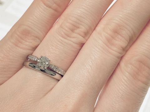 【ティファニー(Tiffany & Co.)の口コミ】 第一印象はキラキラ光り輝くダイヤが素敵だなと思いました。
実際に着けて…