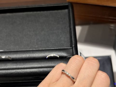 【エクセルコダイヤモンド(EXELCO DIAMOND)の口コミ】 エリザベートの結婚指輪は、ダイヤモンドの粒が１つのものと、３連になっ…