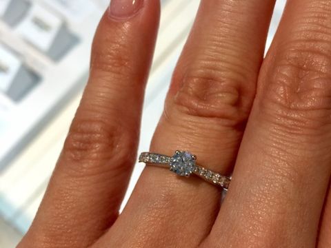 【Ponte Vecchio(ポンテヴェキオ)の口コミ】 中央に向かって少し細くなるデザインなので、中央のダイヤが大きく見えま…