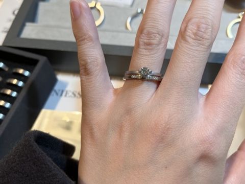【NIESSING(ニーシング)の口コミ】 艶消し加工をしたリングに一粒ダイヤがよく映えるデザイン。爪などの留金…