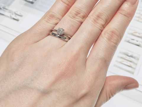 【ティファニー(Tiffany & Co.)の口コミ】 スタッフの方にオススメされて試着してみた華奢で可愛らしいデザインの婚…