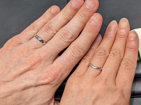 【ラザール ダイヤモンド(LAZARE DIAMOND)の口コミ】 シンプルよりはV字で指をきれいに見せてくれるもの、ダイヤが比較的大きな…