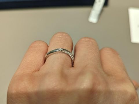 【4℃ BRIDAL(ヨンドシーブライダル)の口コミ】 自分から見ても美しいカーブのフォームが見れて、いつもつけていても存在…