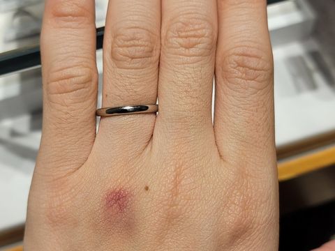 【銀座ダイヤモンドシライシの口コミ】 非常にシンプルなデザインで、ワンポイント、ラインなども入っていないタ…