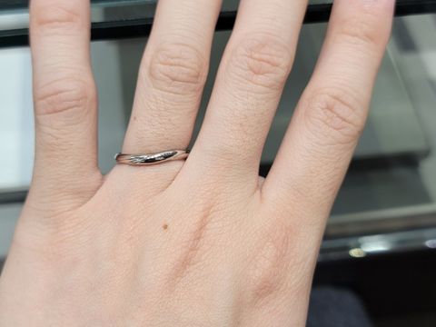 【アイプリモ(I-PRIMO)の口コミ】 シンプルなデザインではありますが、ワンポイントにウェーブかかったデザ…