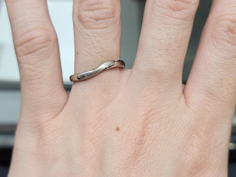 【アイプリモ(I-PRIMO)の口コミ】 こちらのリングはウェーブかかったワンポイント部分に、一部光沢消しの施…