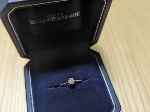 【銀座ダイヤモンドシライシの口コミ】 派手すぎないシンプルなデザインを探していました。婚約指輪の王道デザイ…