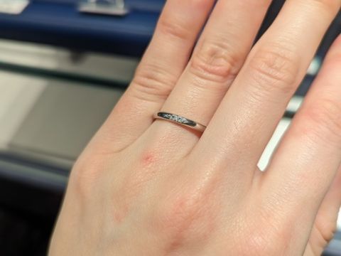 【銀座ダイヤモンドシライシの口コミ】 片面のみにダイヤモンドが複数個あしらわれたデザインです。シンプルなが…