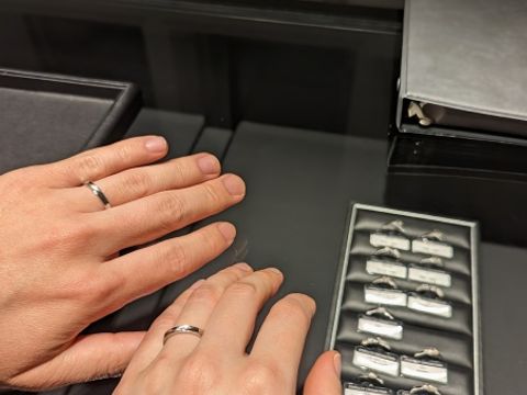 【エクセルコダイヤモンド(EXELCO DIAMOND)の口コミ】 ミル打ちが印象的なデザインです。ダイヤモンドの他にミル打ちがあること…