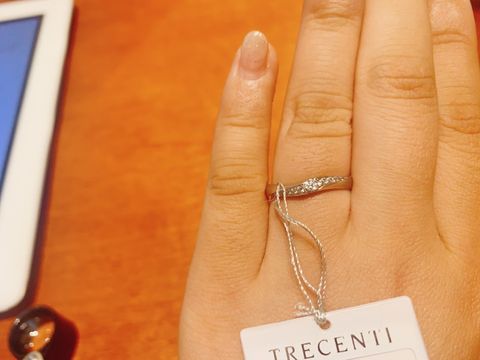 【TRECENTI(トレセンテ)の口コミ】 真ん中のキラキラダイヤがすごくかわいいです。ウェーブになっているダイ…