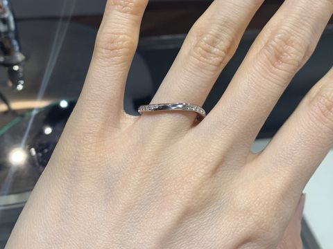 【アイプリモ(I-PRIMO)の口コミ】 両サイドにダイヤが入っているので指を動かすとさりげなくダイヤがキラッ…