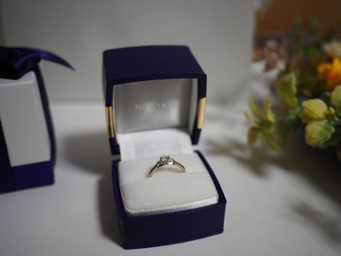 【俄(にわか)の口コミ】 主人からプロポーズの際にもらいました。
昔のように大きなダイヤモンドが…