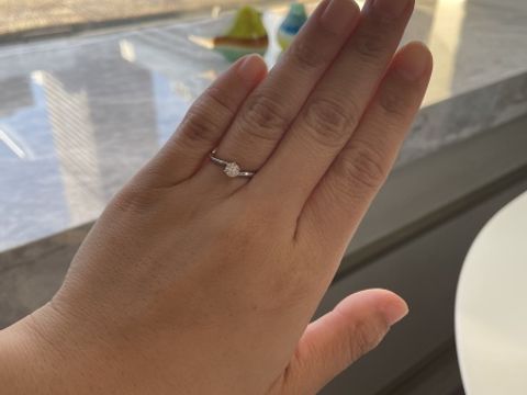 【BRILLIANCE+(ブリリアンスプラス)の口コミ】 指が短くて太いので、少しでも長く見えるものがよくてこのデザインにしま…