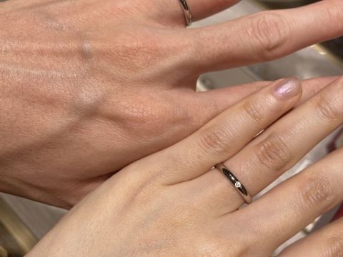 【カルティエ(Cartier)の口コミ】 予算の関係から、一番シンプルなデザインを着用しました。
他店の結婚指輪…