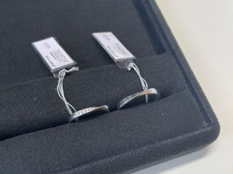 【BRILLIANCE+(ブリリアンスプラス)の口コミ】 婚約指輪のリングを選ぶ時、最初は斜めにダイヤモンドが入ったデザインが…