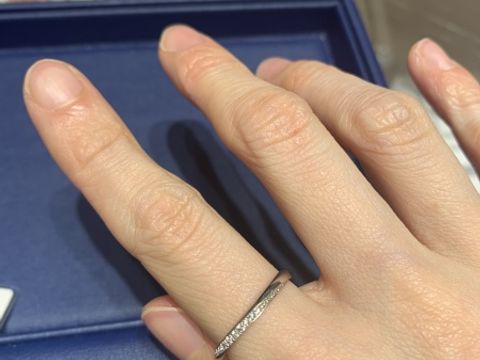 【銀座ダイヤモンドシライシの口コミ】 全周にダイヤモンドが入っているので、どの角度からみてもキラキラしてと…
